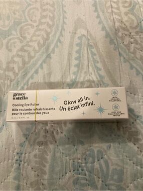 grace & stella Cooling Eye Roller - White & Light Blue Accents